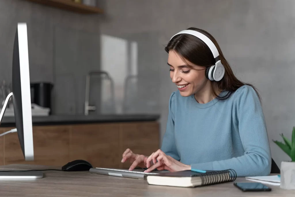 Professionnelle travaillant sur une tablette et un ordinateur