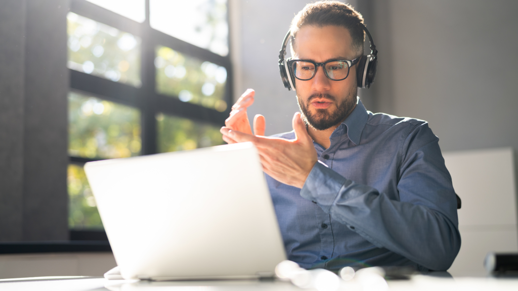 Professionnel utilisant un ordinateur pour rédiger un prompt efficace